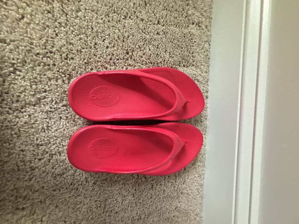 OOFOS OOlala Women's Recovery Sandal Thong Flip Flops Neon Berry W7 EU 38